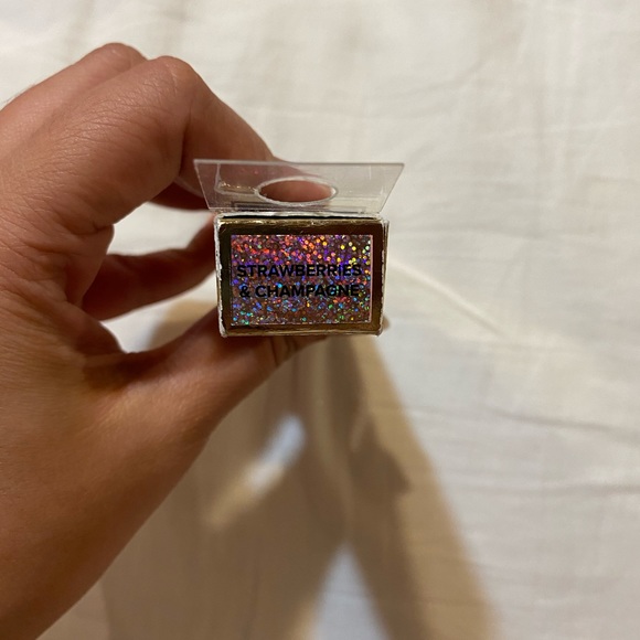 Too faced liquid eyeshadow - Picture 2 of 4